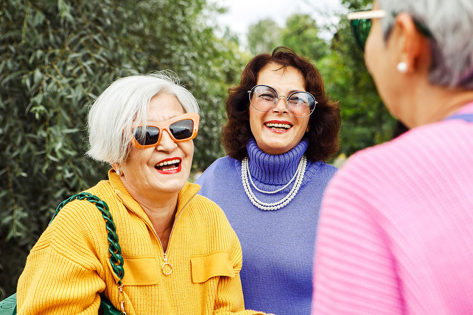 Drei Seniorinnen sprechen miteinander