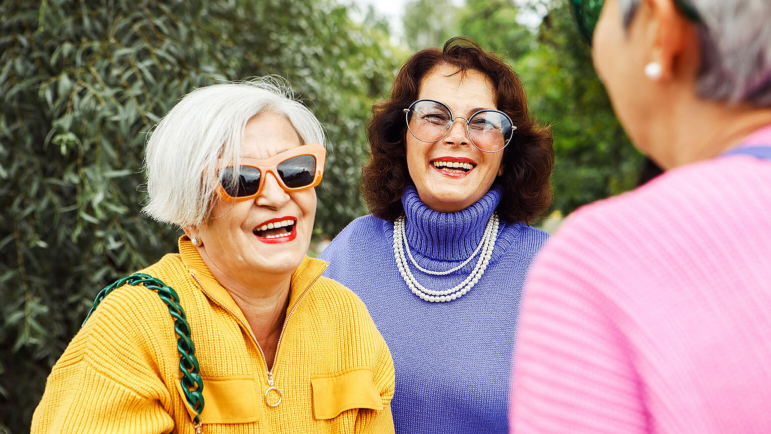 Drei Seniorinnen unterhalten sich