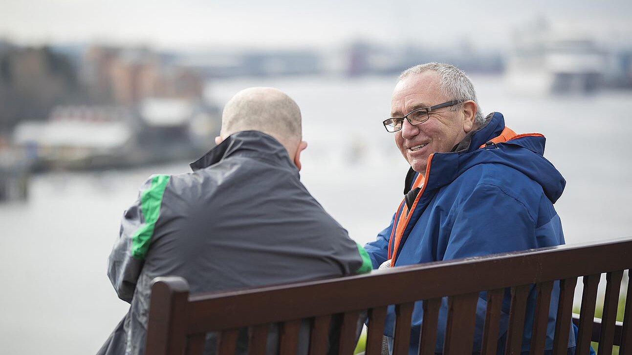 Erzaehlen Sie Ihrer Familie von der Netzhauterkrankung Zwei Männer mittleren Alters im Gespräch