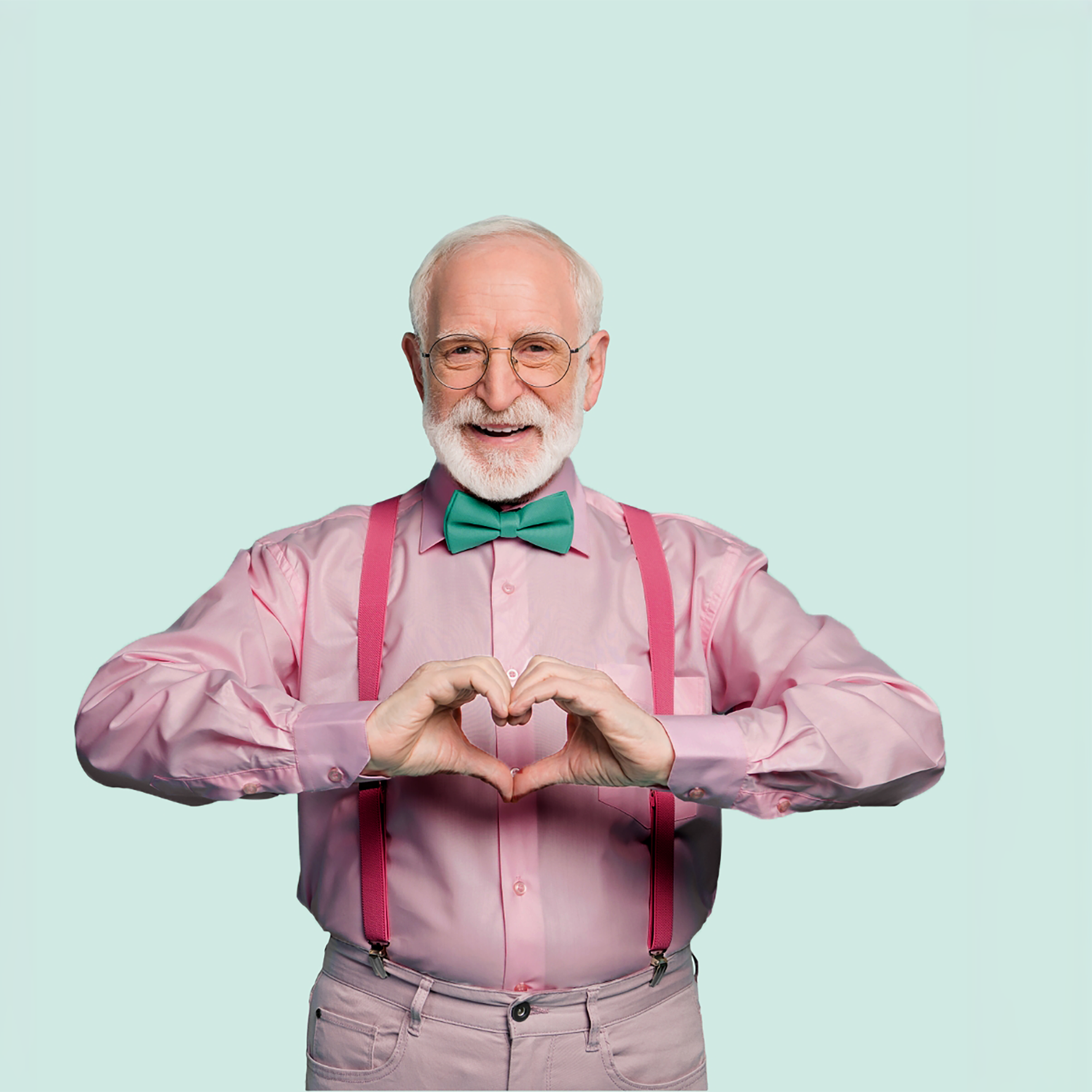 Mann zeigt Herz Ein älterer Mann zeigt ein Herz in die Kamera