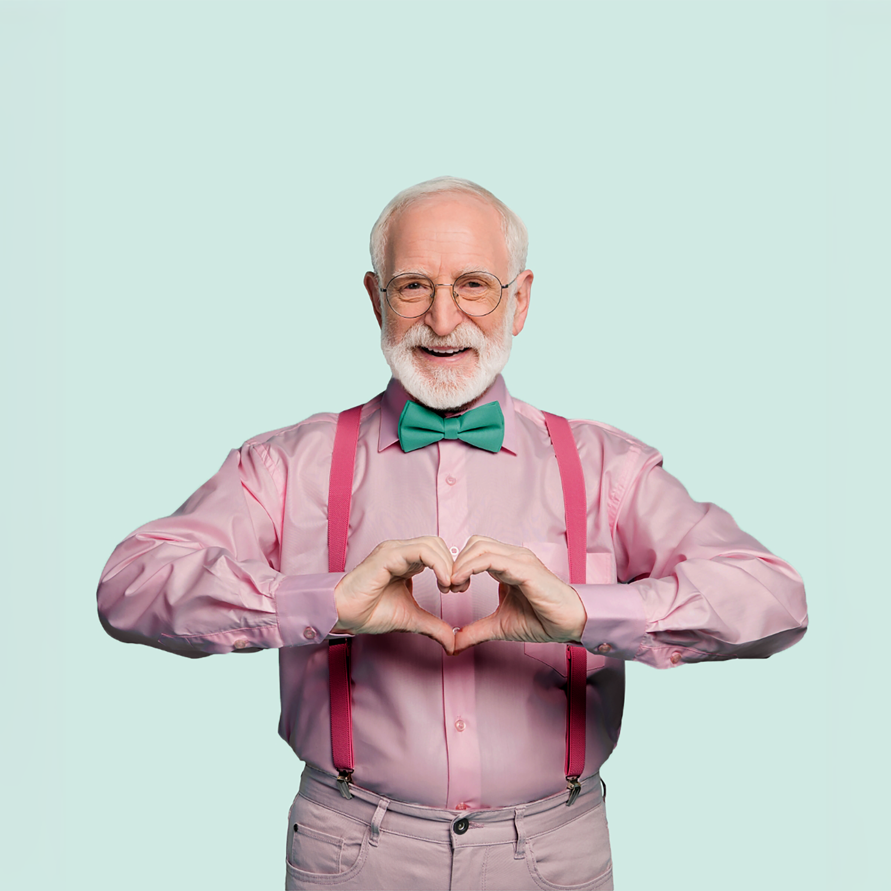 Mann zeigt Herz Ein älterer Mann zeigt ein Herz in die Kamera