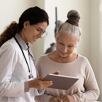 Ärztin und Patientin im gemeinsamen Gespräch.