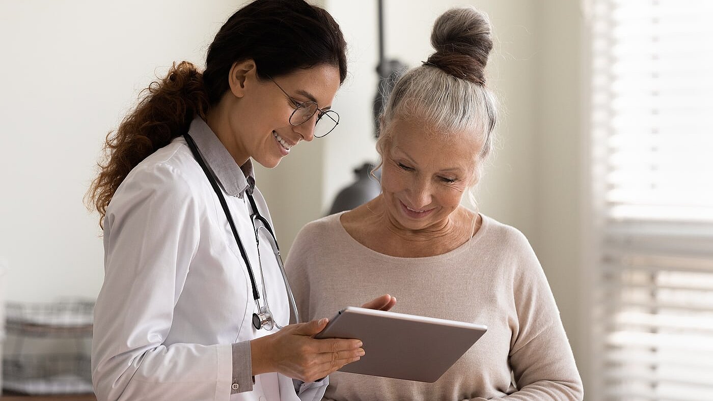 Die Therapie-Form: Gemeinsam mit dem Arzt oder der Ärztin entscheiden. Ärztin und Patientin im gemeinsamen Gespräch.