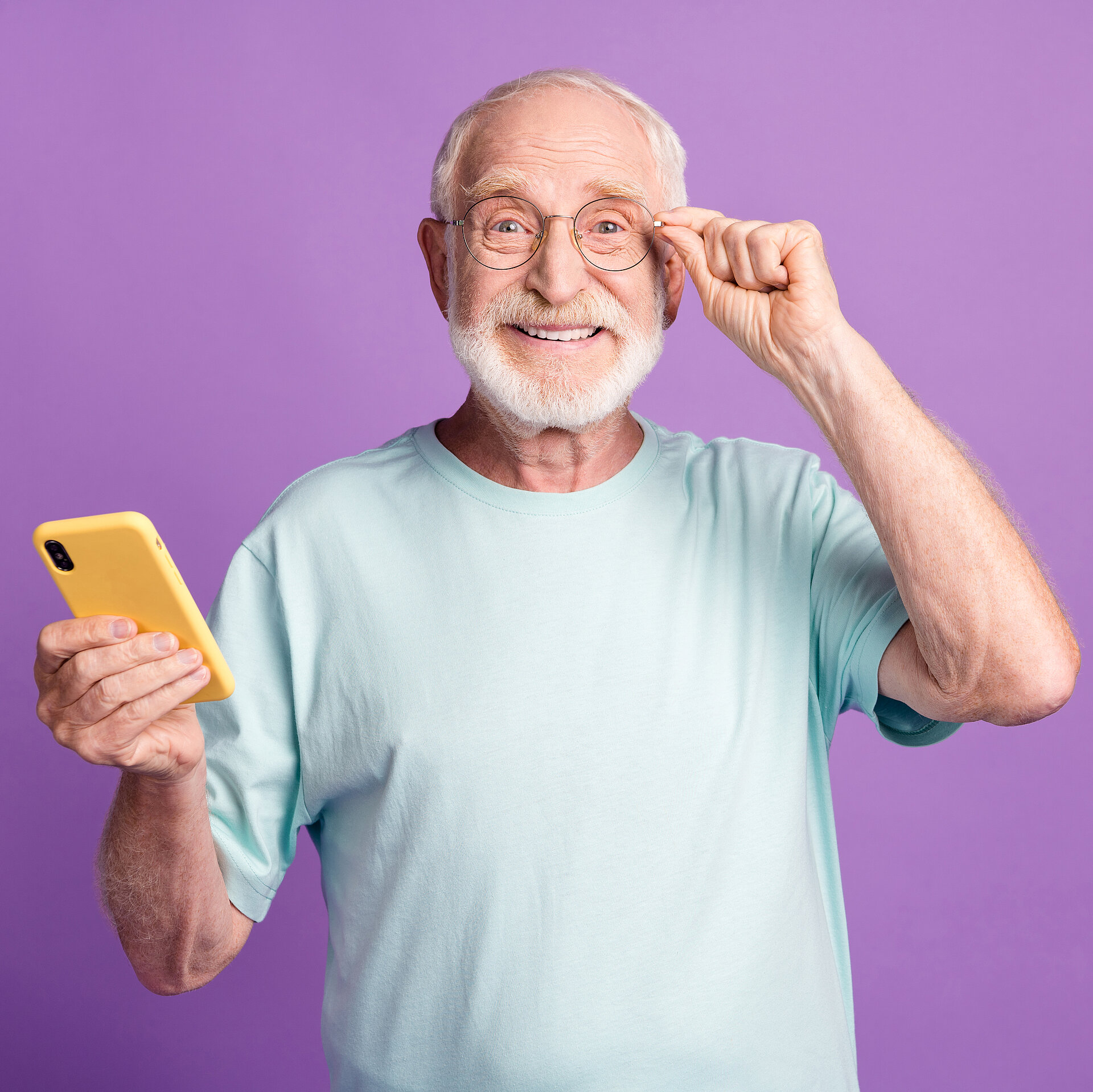 Mann hält sich Brille