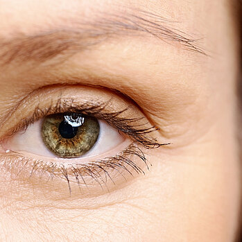 Nahaufnahme vom ein Auge einer Frau
