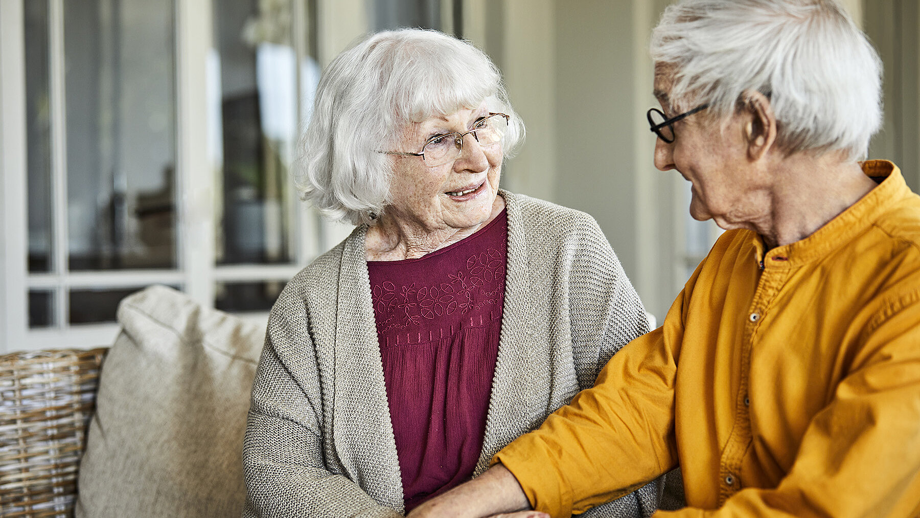 Betroffene mit Netzhauerkrankung benötigen Glückliches älteres Paar zuhause