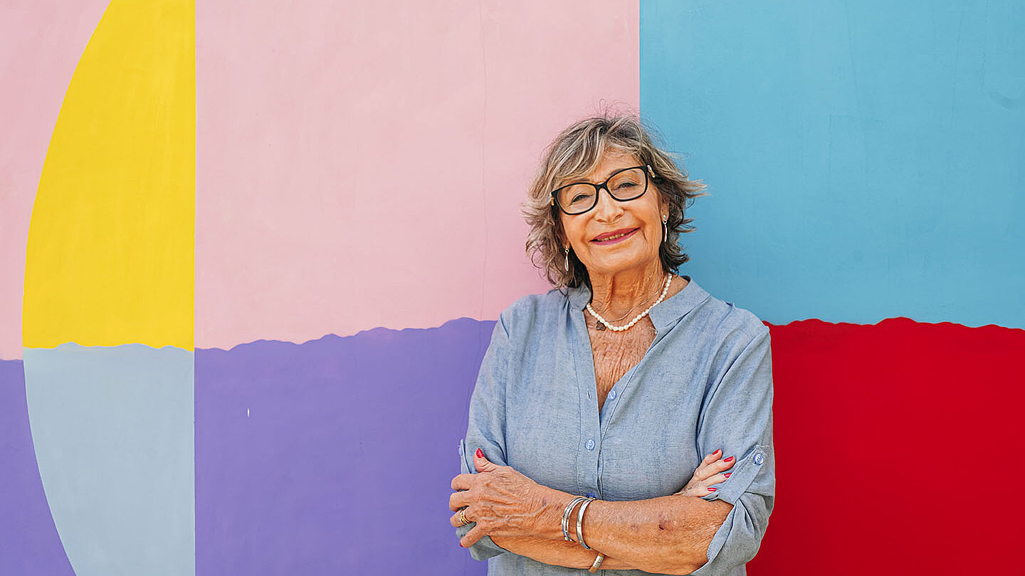 Frau vor bunter Wand 