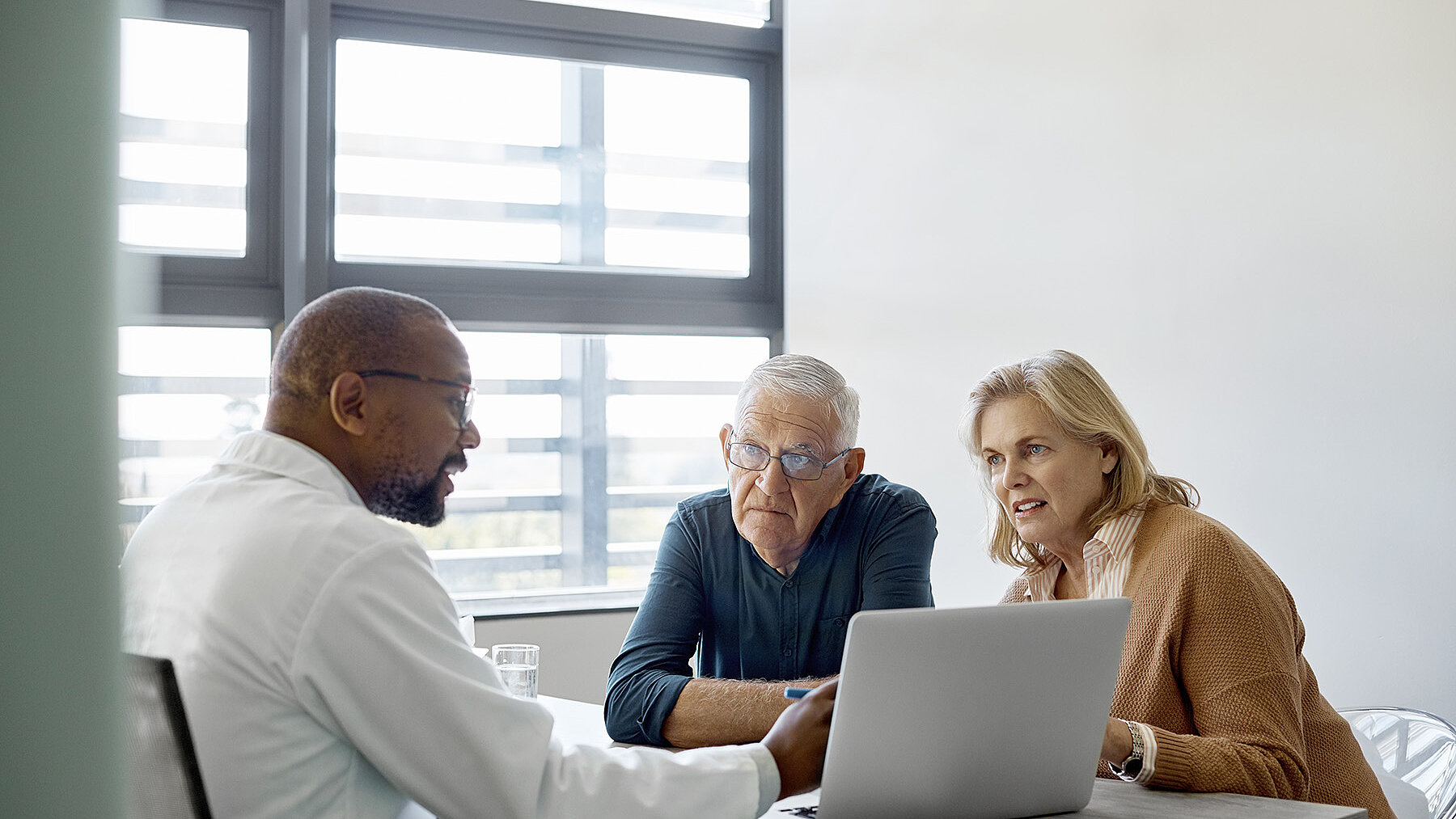 Älteres Paar im Gespräch mit einem Mediziner