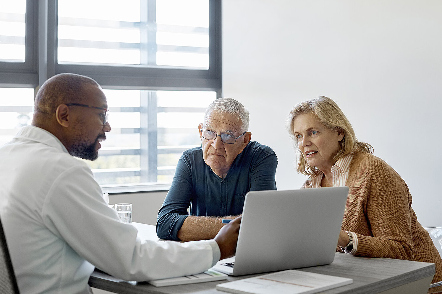 Älteres Paar im Gespräch mit einem Mediziner