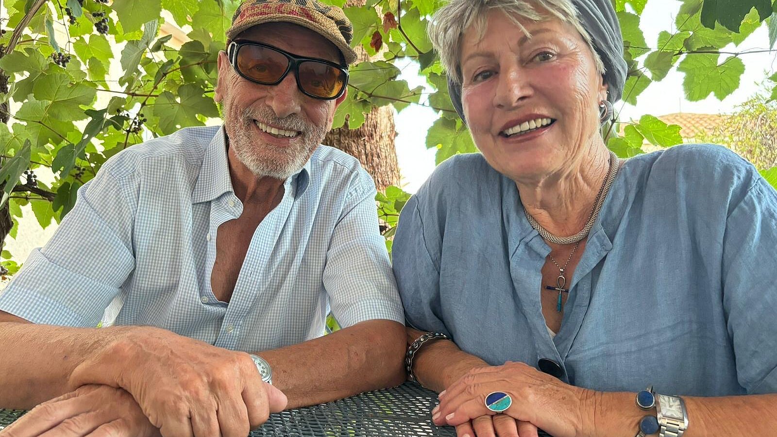 Hermann und Karin Bild eines Paars, das in die Kamera lächelt