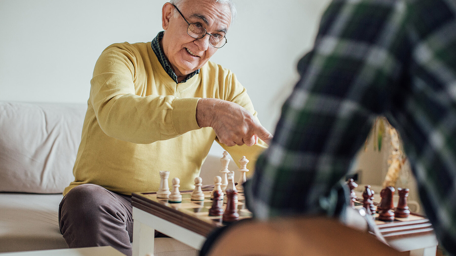 Zwei Männer unterhalten sich auf der Couch