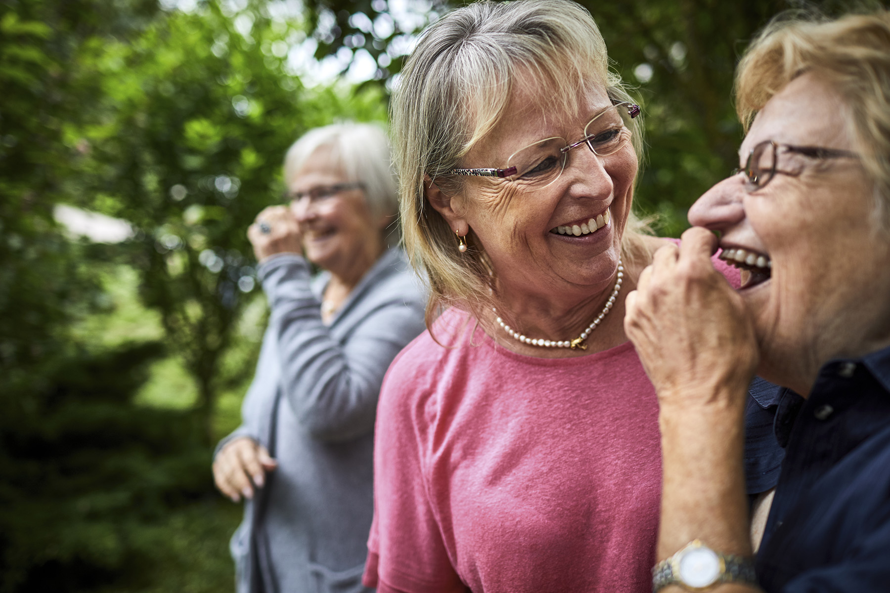 Gemeinsam schafft man vieles besser – lassen Sie sich unterstuetzen Drei ältere Frauen unterhalten sich und lachen