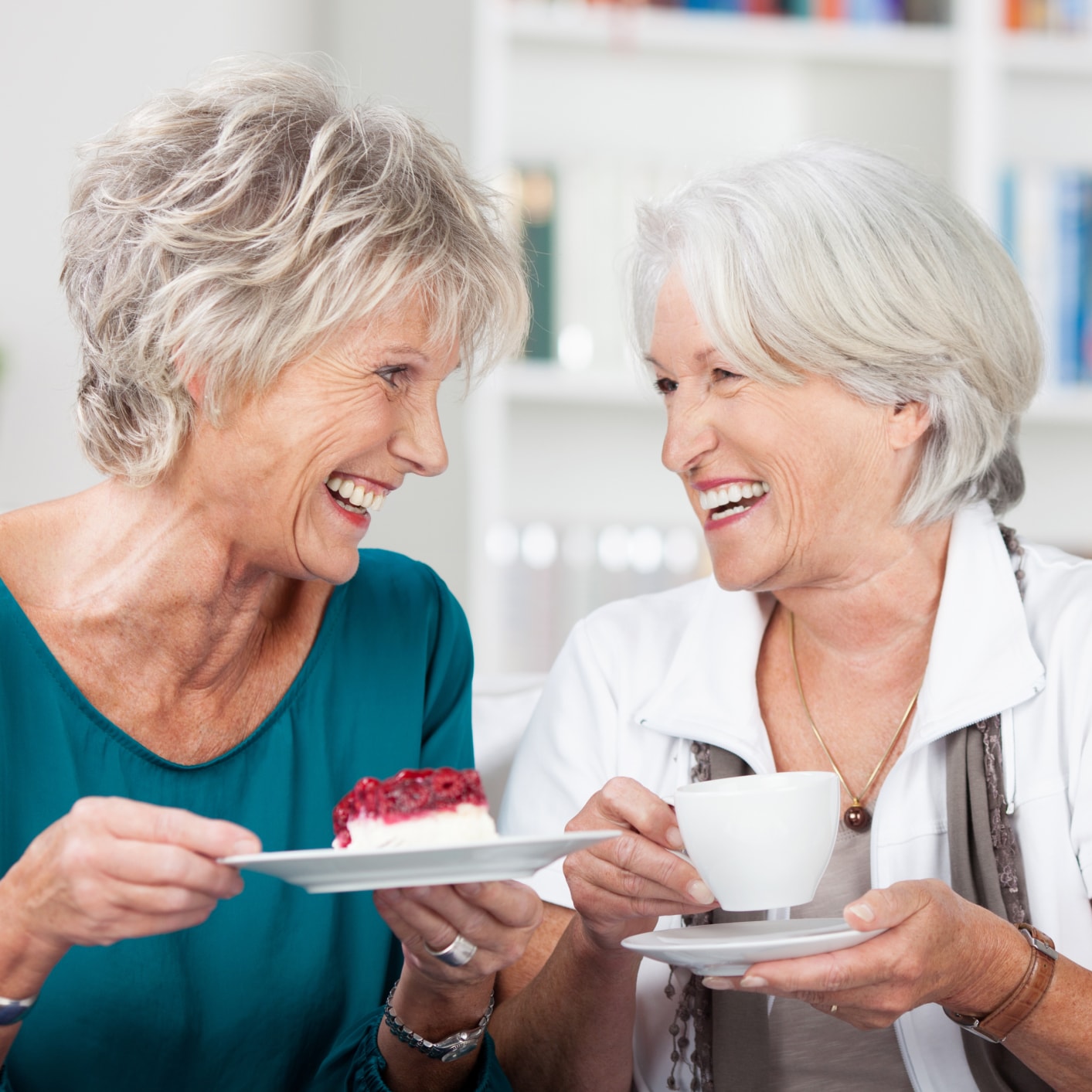 Zwei Damen beim Kuchen essen