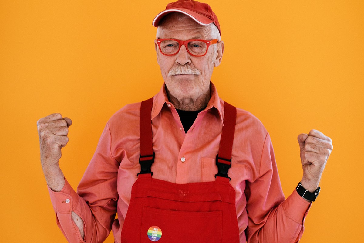 Mann macht Hände zu Fäußten